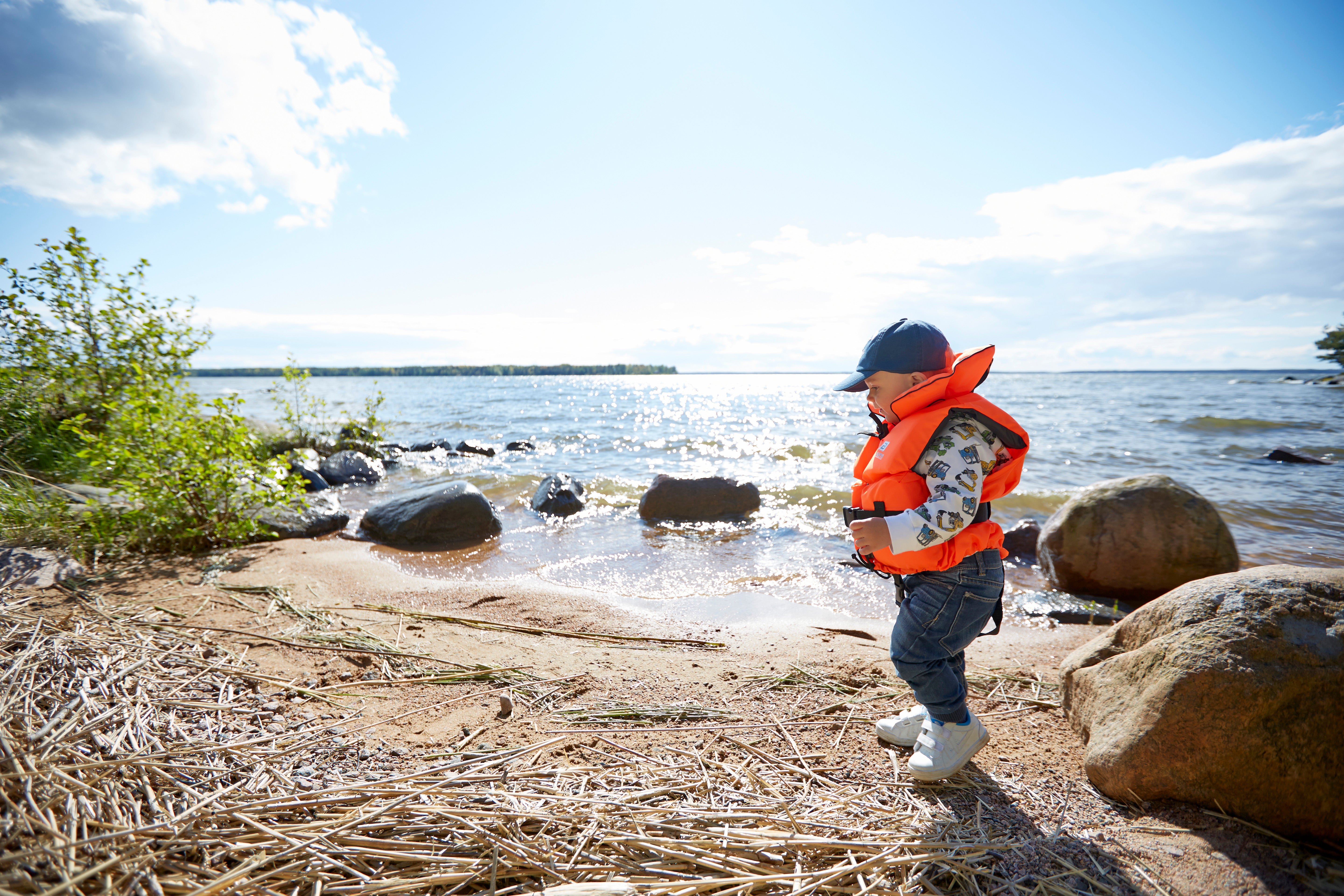 Köp uppblåsbar flytväst hos SeaSea Båttillbehör - ledande inom båttillbehör i Sverige.