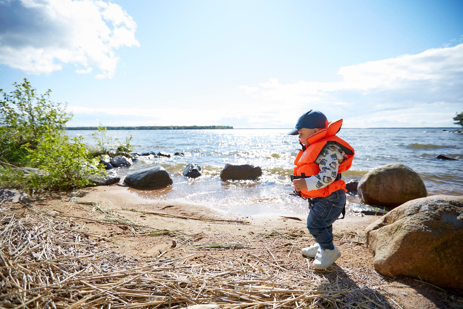Köp uppblåsbar flytväst hos SeaSea Båttillbehör - ledande inom båttillbehör i Sverige.